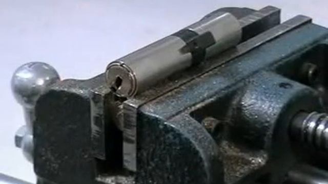 Взлом KABA GeminiS путем высверливания винта сердечника смотреть онлайн