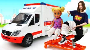 Видео Барби и Кен. Штеффи сломала ногу?! Вызываем Скорую Помощь!