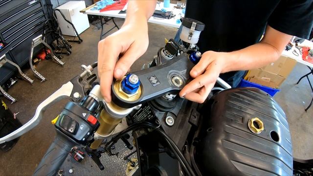 WRECKED GSXR 600 Rebuild Part 3! (NEW FAIRINGS and FORK SEALS!) смотреть онлайн
