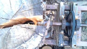 Дровокол редукторный в работе