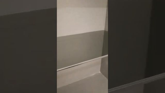 Полки из стекла в нишу. Стекло "Графит" 6мм, закалённое на черных держателях. смотреть онлайн