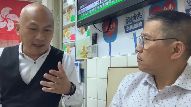 華記10.4日晚間直擊報導，香港局勢混亂，各區受到嚴重創傷，突然有位不速之客找華記不吐不是快，他叫羅兆是何俊仁認識30多年的保鈎成員，他大爆黑金政治，由愛國去釣魚島插旗到今日焚燒國旗。同一的事同一班 смотреть онлайн