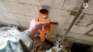 Канализационная  труба под ленточным фундаментом.