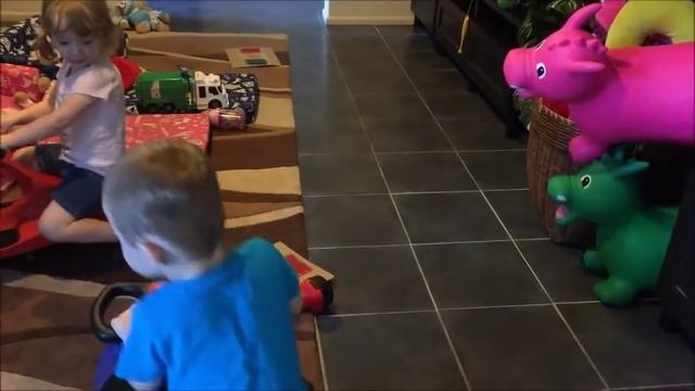 STOP, STOP... GO!! Twins home made traffic light game смотреть онлайн