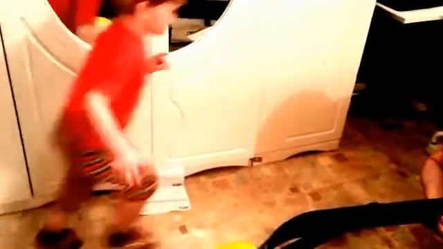 Энерджайзер помогает папе собрать снегокат Никакросс смотреть онлайн