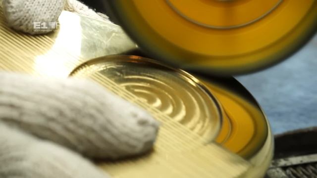 Смотрим, как изготавливают статуэтку Народной премии Е1.RU из латуни с позолотой смотреть онлайн