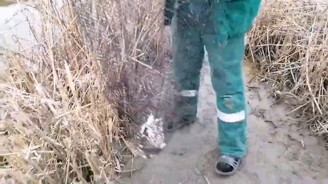 Зимняя рыбалка на сачок в реке. смотреть онлайн