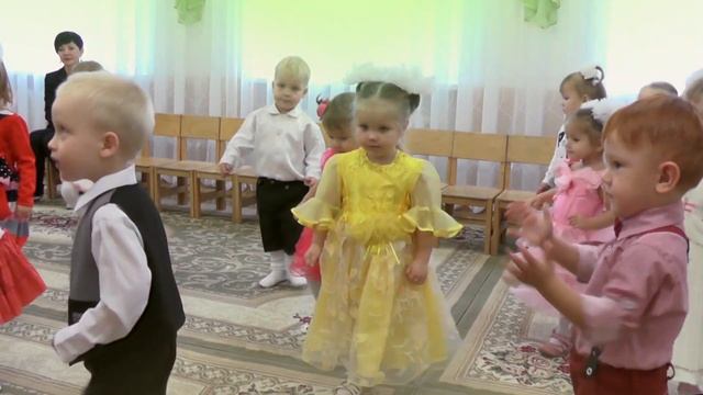 Танец " Погуляем" на осеннем утреннике 2016 в яслях Муз рук Максюта Г В смотреть онлайн