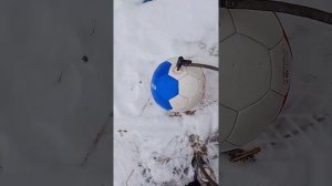 лайфхак как накачать мяч при помощи машинного насоса работает.life hack how to pump up the ball
