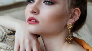 Молодость и Зрелость сели на скамейку....