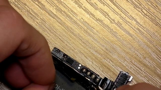 iPhone4 показывает зарядку, но не заряжается. Ремонтируем кабель аккумулятора смотреть онлайн