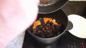 Видео рецепт приготовления мяса бобра: бобрятина, тушёная в казане в сметане с овощами и специями