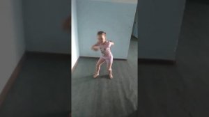 Моя сестра танцует танец