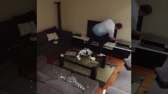 TURKISH GUY SMASHES HIS TV! смотреть онлайн