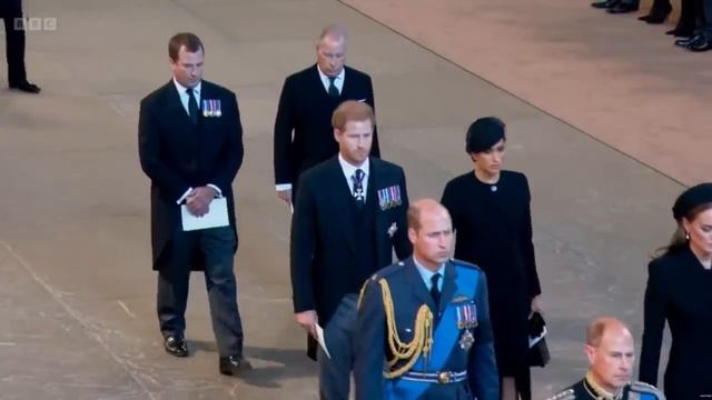 Meghan Markle's Face At The Queen's Procession Has Twitter Upset смотреть онлайн