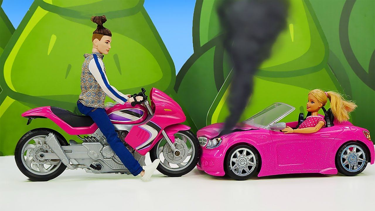 Барби чуть не сбила собаку!! Играем в куклы - видео для девочек с Барби смотреть онлайн