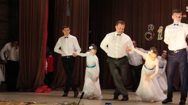 Танец пап с дочками - поздравление к 8 марта! смотреть онлайн