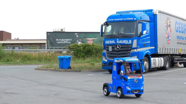 ? Mercedes ACTROS Truck in Aktion - 180 Watt Power! Kinder Elektroauto 2022 | Miweba смотреть онлайн