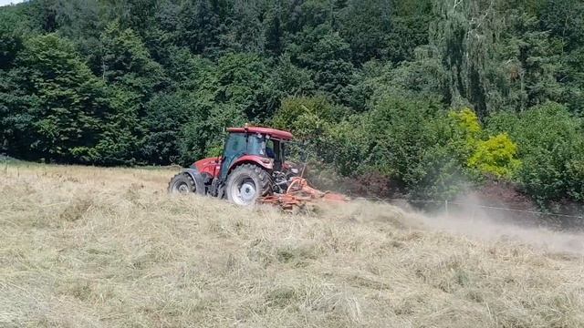 Heuernte 2018 Wenden mit Case Farmall 95 A und Kuhn GF 4201 MH смотреть онлайн