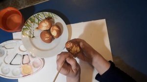 Пасхальные яйца с отпечатками листьев.