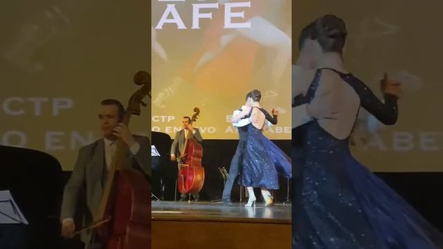 Максим Урбанович и Мария Заполь. Выступление в Доме Кино. Este es el rey смотреть онлайн