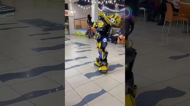 Бамблби играет с детками в танцевашки - повторяшки смотреть онлайн