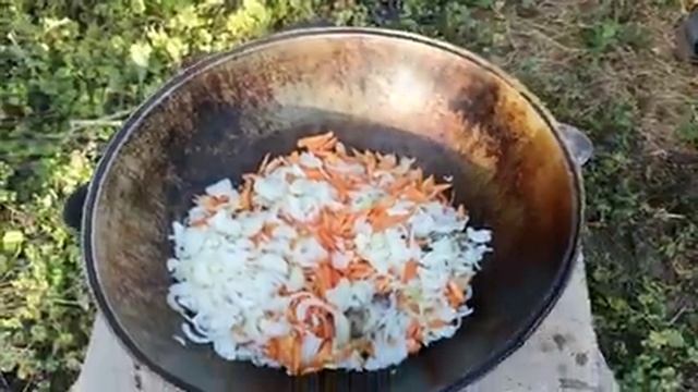 Готовил вкусный и рассыпчатый плов на Пашин день рождения. Рецепт вкусного плова. смотреть онлайн