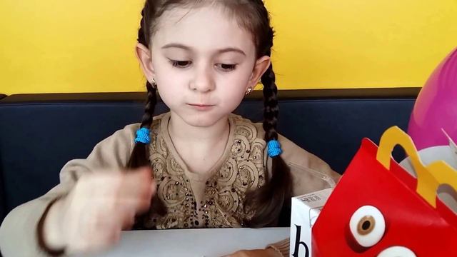 Макдональдз. Бусинка Хай распаковывает Хелоу Китти смотреть онлайн