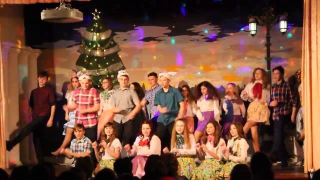 Попурри из песен, из фильмов Гайдая. Хор 7б и 9а смотреть онлайн