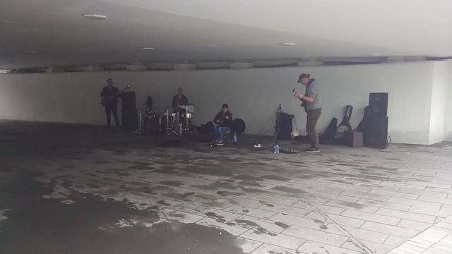 Классно играют, метро спортивная красная ветка , выход к лужникам