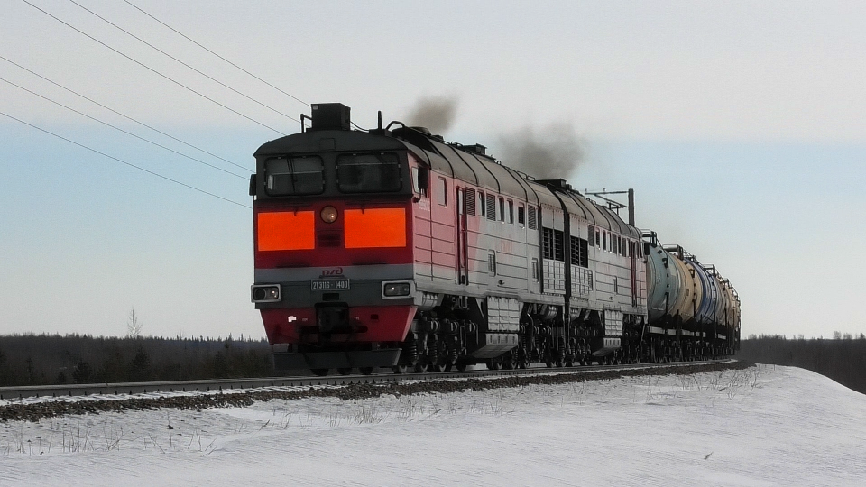 2ТЭ116-1400 с грузовым поездом и приветливой бригадой