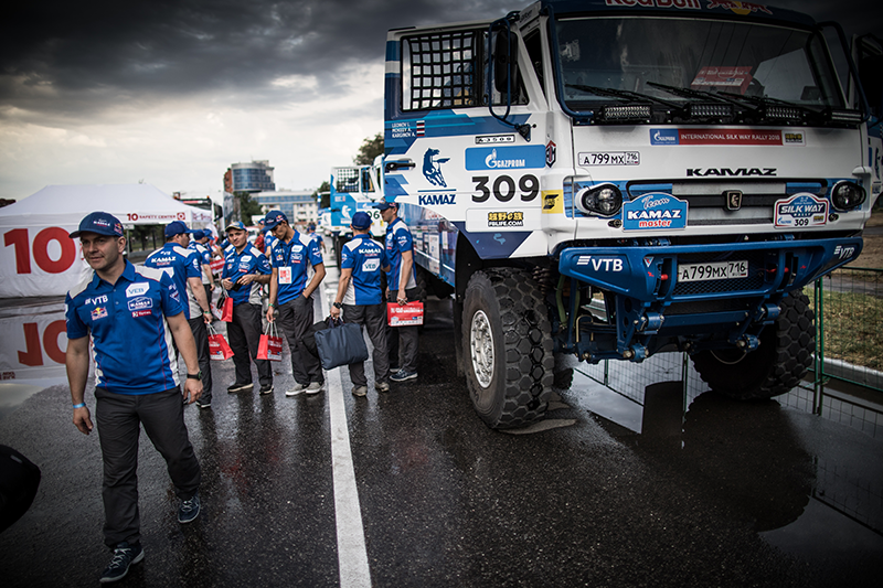 «КАМАЗ-мастер» на ралли «Шелковый путь-2018». Административно-технические проверки. 19 июля смотреть онлайн