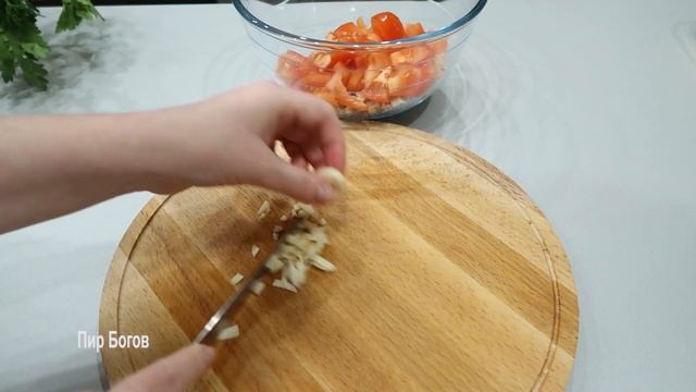 Съедят за 2 минуты! Салат с курицей, фасолью и сухариками смотреть онлайн