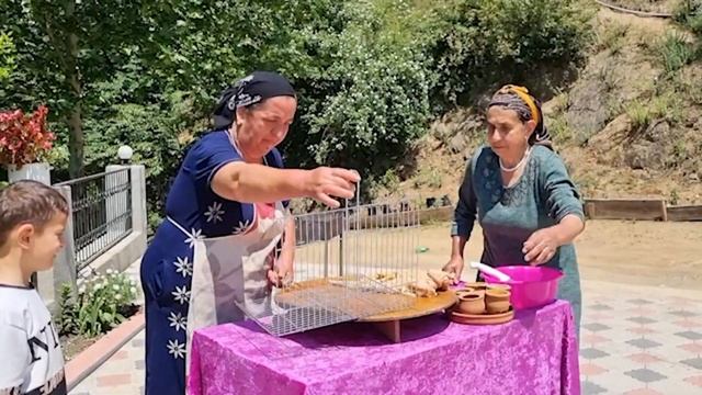 GRANDMOTHER COOKS  CHİCKEN SKEWERS ON A GRID