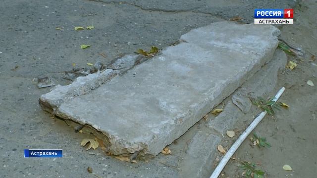 Астраханцы ежедневно заходят в дом по деревянному помосту, который сами и соорудили смотреть онлайн