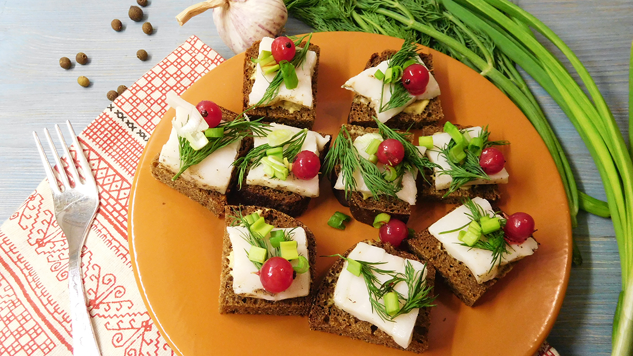 Закуска ? с салом, горчицей и смородиной ? на праздничный стол смотреть онлайн