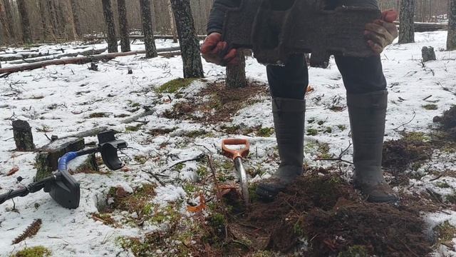 ЗДЕСЬ КОГДА ТО БЫЛ ТРАКТОРНЫЙ СТАН МЕЛИОРАТОРОВ!!!ТРАКИ САМИ ВЫЛАЗЯТ ИЗ ЗЕМЛИ.Металлокоп в лесу. смотреть онлайн