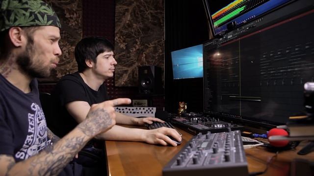 Paperclip & Dereck - в студии, разбирают второй трек из сэмпл пака.