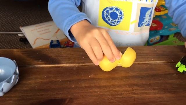 Открываем киндер сюрпризы с Динозавром, Комбайном и Юлой. Open the Kinder Surprise with funny toys. смотреть онлайн