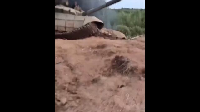 Российский танк Т 72Б3 в ходе выполнения упражнений потерял гусеницу смотреть онлайн