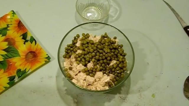 Куриный Салат с Яйцами, Огурцами и Зелёным Горошком смотреть онлайн
