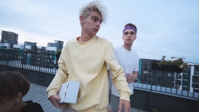 КТО ПОСЛЕДНИЙ ПОКИНЕТ КРЫШУ ПОЛУЧИТ... смотреть онлайн