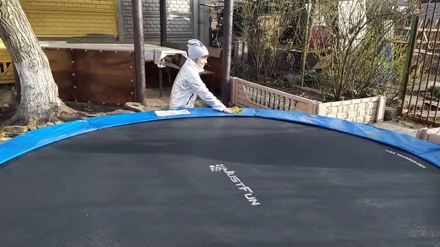 ЯжеВика собирает батут смотреть онлайн