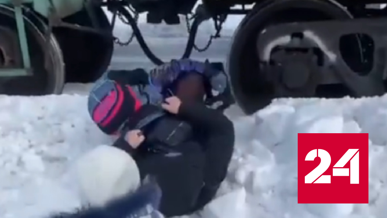 Очевидцы сняли момент спасения маленькой девочки на железной дороге - Россия 24 смотреть онлайн