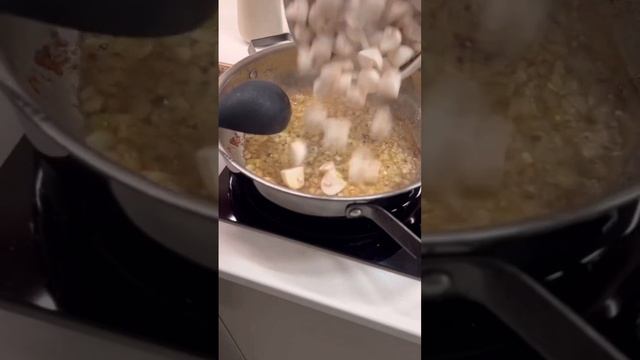 КУРИНОЕ ФИЛЕ В ГРИБНОМ СОУСЕ С КАРТОФЕЛЬНЫМ ПЮРЕ.Bon appetite ! смотреть онлайн