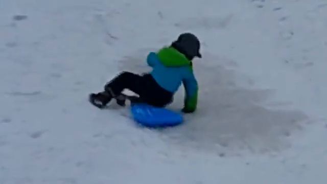 Катаемся с горок НА ЛЕДЯНКЕ И ТЮБИНГЕ - ВАТРУШКЕ ледяные горки ЗИМНИЕ ЗАБАВЫ развлечение для детей смотреть онлайн