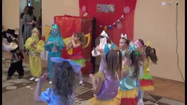 Общий новогодний танец-вход в детском саду.mp4 смотреть онлайн