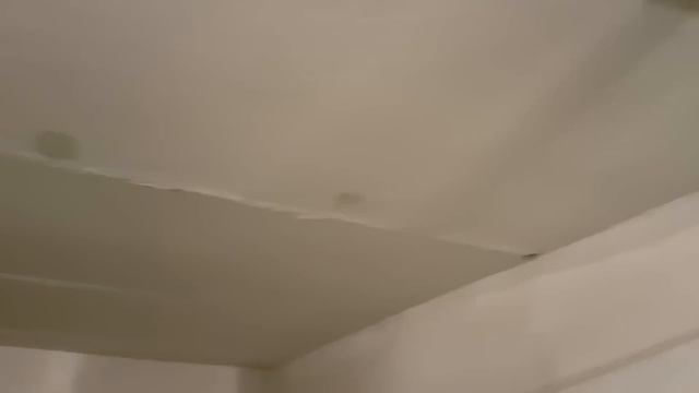 Заливает подъезд.. Уже второй день оставляю заявки, проблема не решается.. смотреть онлайн