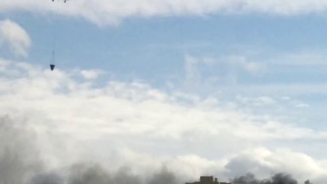 Тушение пожара в Красноярске в Жилом доме с помощью вертолетов МЧС смотреть онлайн