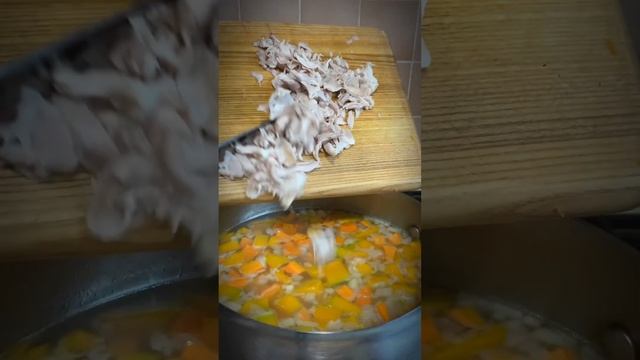 Подпишись? РЕЦЕПТ «СУП ОСЕННИЕ КРАСКИ» Варим курицу. Режем картофель, тыкву, морковь, лук, чеснок.